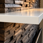Maatwerk tv-meubel met karaktervolle houten wand