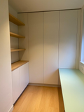 Maatwerk kastenwand met werkplek en open houten planken