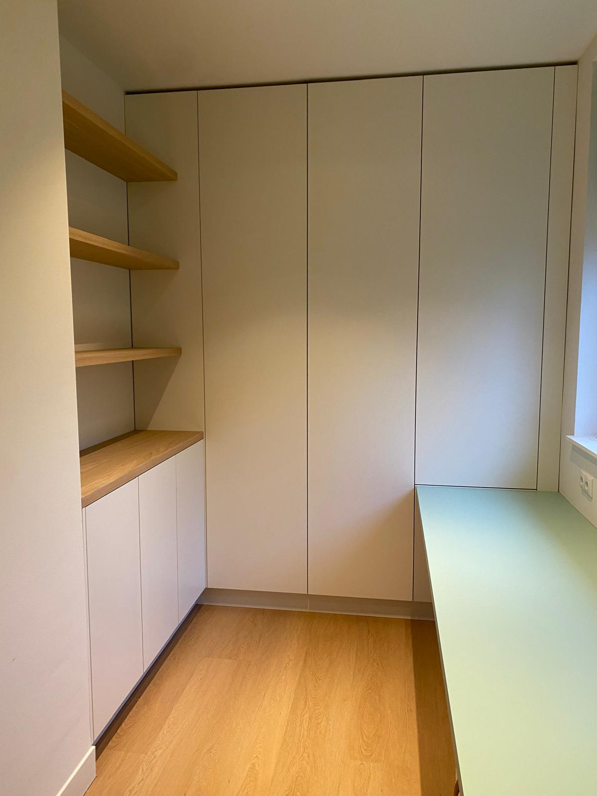 Maatwerk kastenwand met werkplek en open houten planken