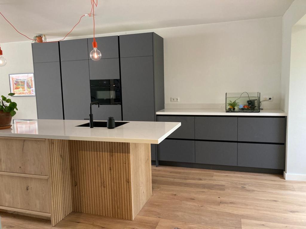 houten-kookeiland-met-donkere-kastenwand