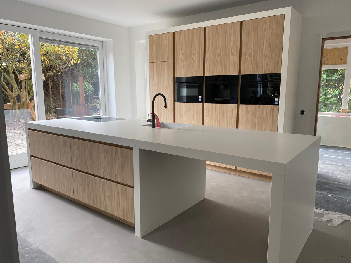 Lichte houten maatwerk keuken met kookeiland en geïntegreerde bar