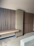 Maatwerk wandkast met houten lattenwand en zwevend bureau