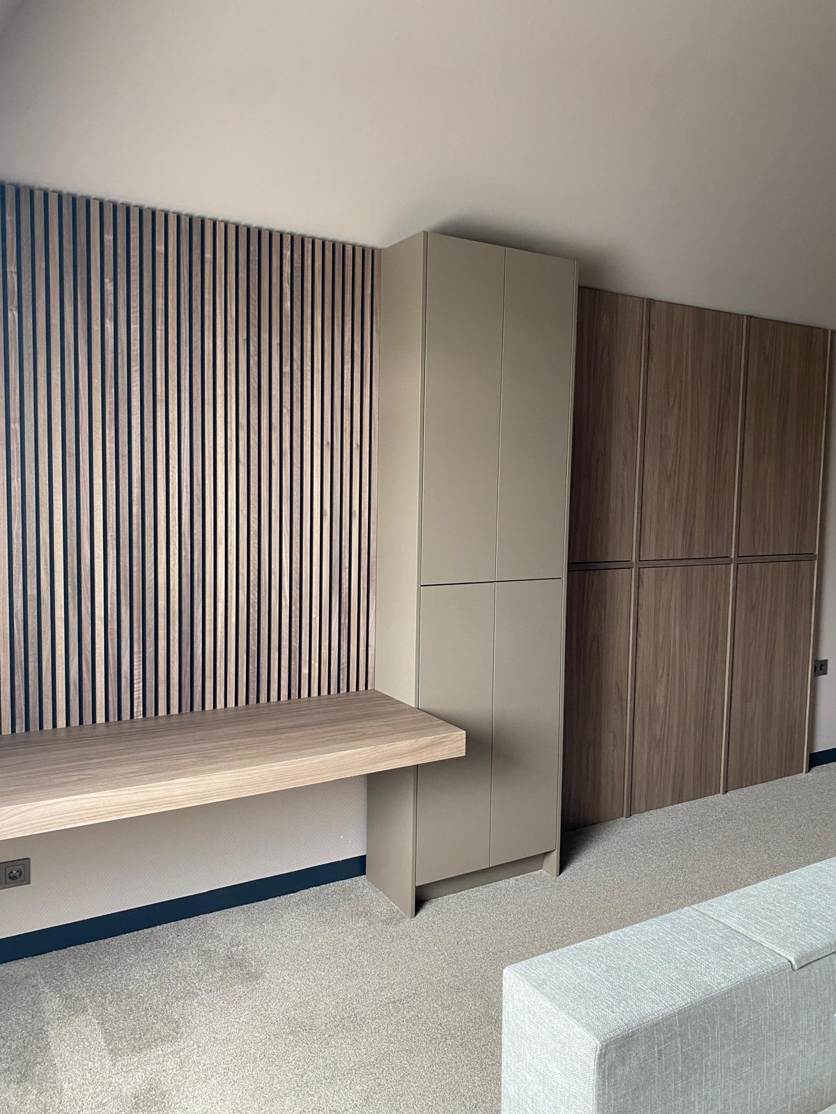 Maatwerk wandkast met houten lattenwand en zwevend bureau