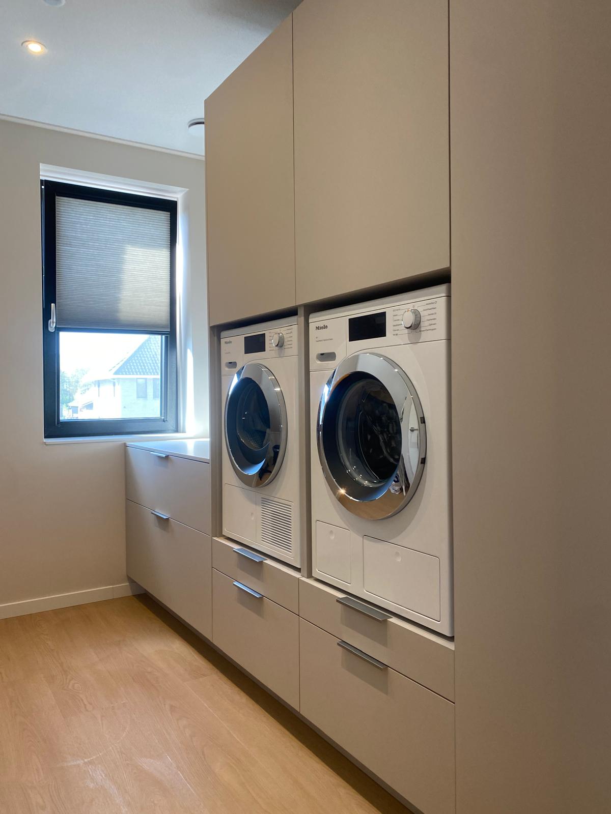 Maatwerk bijkeuken met geïntegreerde wasmachine en droger