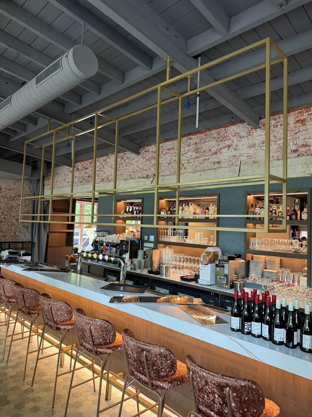 Maatwerk bar met messing frame en verlichte flessenkasten