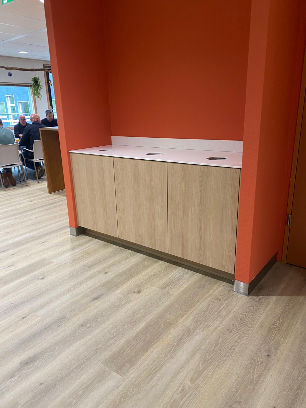 Maatwerk afvalmeubel met houten fronten