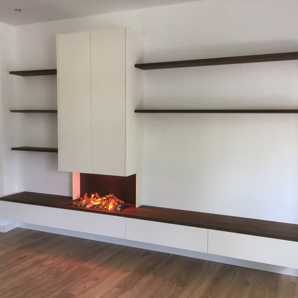 Maatwerk tv-wand met haard en donker houten wandplanken