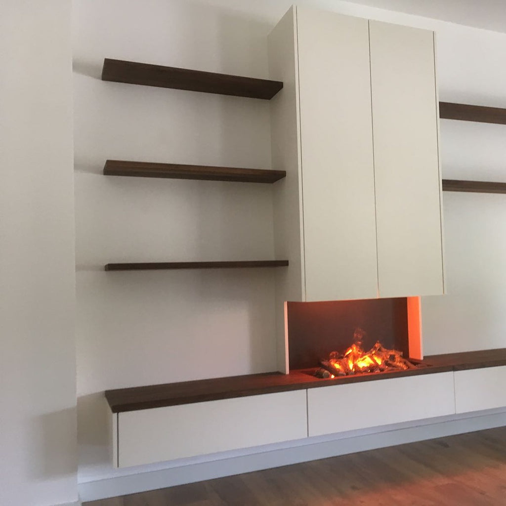 Maatwerk tv-wand met haard en donker houten wandplanken