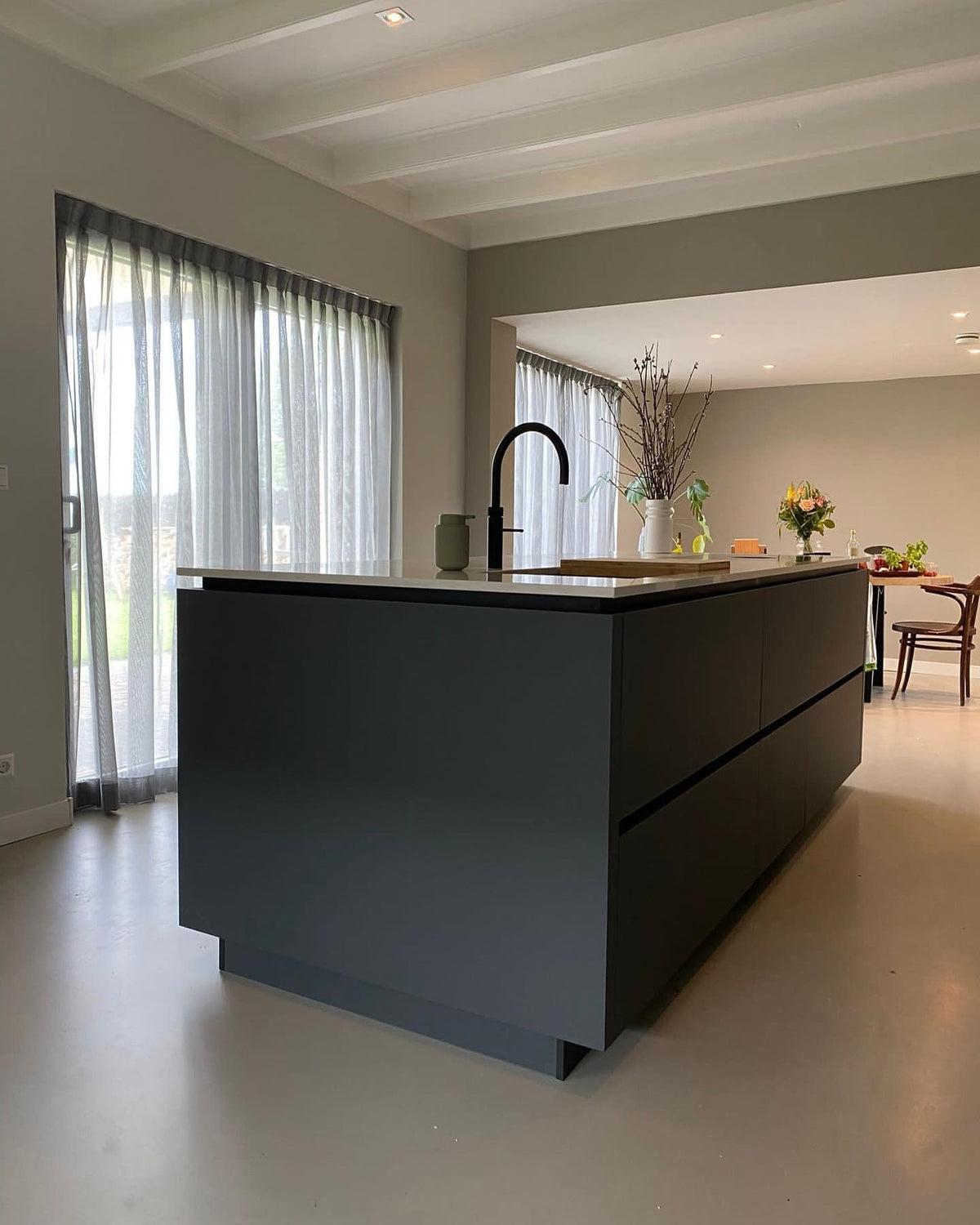 Strakke antraciet keuken met groot kookeiland