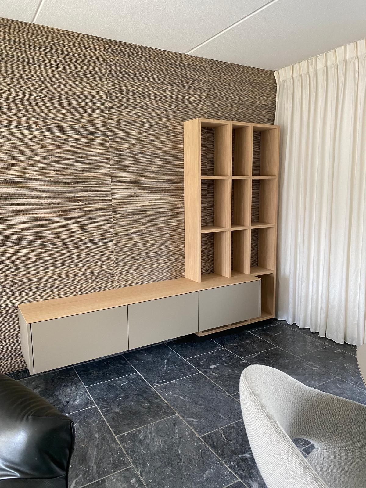 Maatwerk wandkast met open houten vakken en lage gesloten kasten